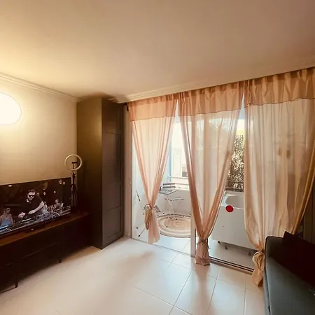 La Maison Parque Jacuzzi Apartment *