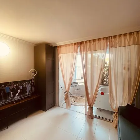 La Maison Parque Jacuzzi Apartment